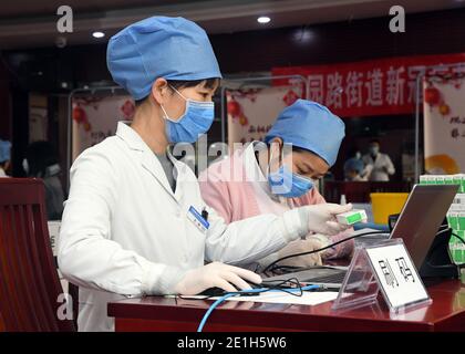 Pechino, Cina. 6 gennaio 2021. Gli operatori sanitari si preparano alla vaccinazione COVID-19 in un sito di vaccinazione temporanea nel distretto di Haidian a Pechino, capitale della Cina, il 6 gennaio 2021. Credit: Ren Chao/Xinhua/Alamy Live News Foto Stock