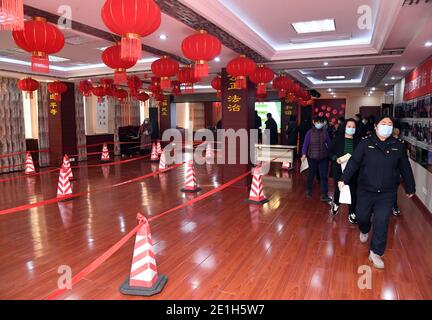 Pechino, Cina. 6 gennaio 2021. La gente si dirige alla sala di vaccinazione COVID-19 in un sito di vaccinazione temporanea nel distretto di Haidian a Pechino, capitale della Cina, il 6 gennaio 2021. Credit: Ren Chao/Xinhua/Alamy Live News Foto Stock