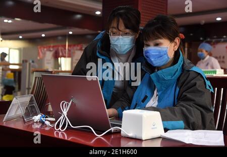 Pechino, Cina. 6 gennaio 2021. Gli operatori sanitari si preparano alla vaccinazione COVID-19 in un sito di vaccinazione temporanea nel distretto di Haidian a Pechino, capitale della Cina, il 6 gennaio 2021. Credit: Ren Chao/Xinhua/Alamy Live News Foto Stock