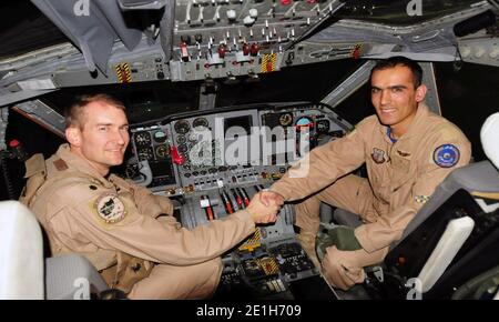 Il Lt. Col. United States Air Force, 538th Air Expeditionary Advisory Squadron, Combined Air Power Transition Force, scuote la mano del Lt. Afghan National Air Corps Foto Stock