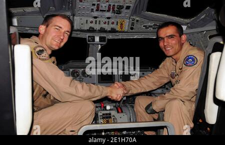 Il Lt. Col. United States Air Force, 538th Air Expeditionary Advisory Squadron, Combined Air Power Transition Force, scuote la mano del Lt. Afghan National Air Corps Foto Stock