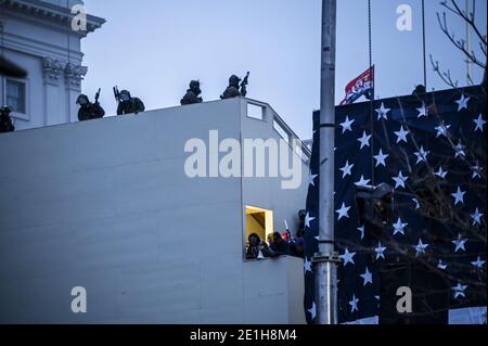 Washington DC, Stati Uniti. 06 gennaio 2021. La polizia della DC, armata di pistole a gas lacrimogeni, pattuglia l’edificio del Campidoglio americano durante il rally Pro-Trump.i sostenitori pro-trump hanno assalito il Campidoglio degli Stati Uniti dopo la perdita del presidente americano Donald Trump alle elezioni. Credit: SOPA Images Limited/Alamy Live News Foto Stock