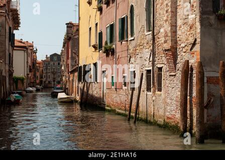 Gli splendidi canali nel quartiere ebraico di Venezia. Foto Stock