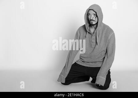Ritratto di bell'uomo girato in bianco e nero Foto Stock