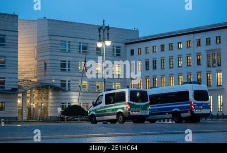 Berlino, Germania. 07 gennaio 2021. I veicoli della polizia si trovano fuori dall'ambasciata degli Stati Uniti in Germania la mattina dopo i disordini al Campidoglio. Credit: David Hutzler/dpa/Alamy Live News Foto Stock