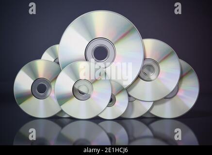 Dischi DVD o CD disposti come un simbolo di nuvola. Concetto di storage dei dati. Illustrazione 3D. Foto Stock