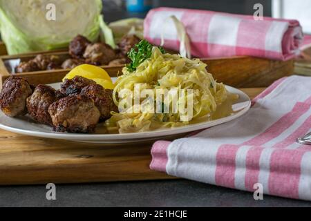 Pasto con polpette, verdure e patate su un piatto Foto Stock