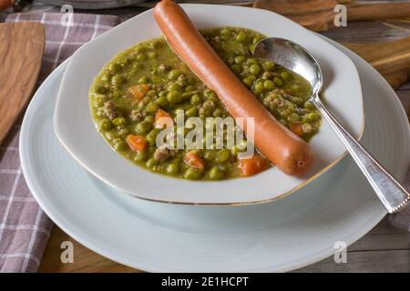 Un piatto di zuppa di piselli con salsicce Foto Stock