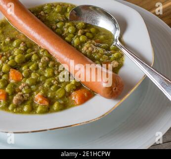 Un piatto di zuppa di piselli con salsicce Foto Stock