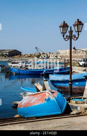Colorata barca ormeggiata al porto di Sozopol sul mantello del Mar Nero, Bulgaria Foto Stock
