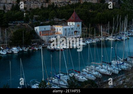 Port miou , Cassis francia , mostrando barche private, nel parco nazionale calanques , provenza. Foto Stock