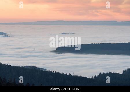 Mare di nebbia sul Mittelland Bernese con colline di Emmental e Jura Foto Stock