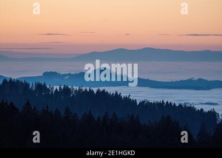 Mare di nebbia nelle valli di Emmental e oltre Il Berner Mittelland Foto Stock