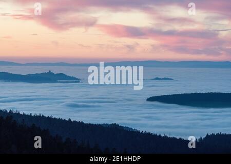 Mare di nebbia nelle valli di Emmental e oltre Il Berner Mittelland Foto Stock