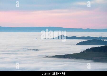 Mare di nebbia nelle valli di Emmental e oltre Il Berner Mittelland Foto Stock