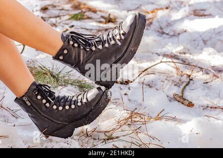 La donna stivali sulla neve in Turchia montagne. Foto Stock