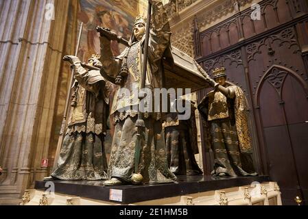 Siviglia, Andalusia, Spagna, Europa. Tomba di Cristoforo Colombo, 1891. Scultore: Arturo Melida.Cattedrale di Siviglia. Spagna. Foto Stock