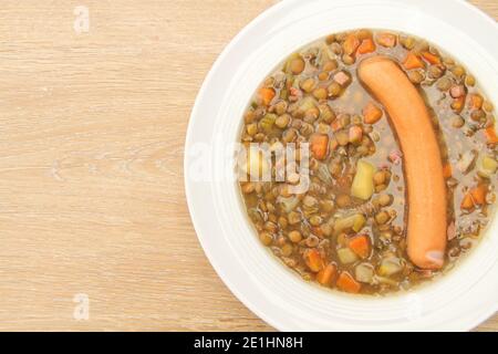 Deliziosa preparata di fresco zuppa di lenticchie con una salsiccia Foto Stock