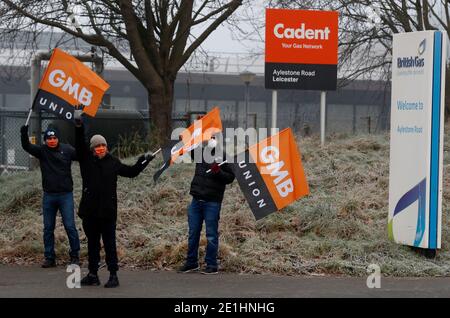 Leicester, Leicestershire, Regno Unito. 7 gennaio 2021. Una British gas Workers si trova su una linea di picket all'ingresso delle opere di gas e del museo di Leicester all'inizio di uno sciopero di cinque giorni su nuovi contratti. Credit Darren Staples/Alamy Live News. Foto Stock