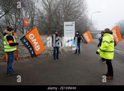 Leicester, Leicestershire, Regno Unito. 7 gennaio 2021. Una British gas Workers si trova su una linea di picket all'ingresso delle opere di gas e del museo di Leicester all'inizio di uno sciopero di cinque giorni su nuovi contratti. Credit Darren Staples/Alamy Live News. Foto Stock