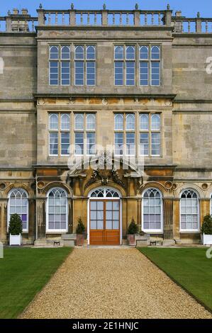 Esterno della Burghley House, una grande casa di campagna inglese del XVI secolo, Stamford, Lincolnshire, Regno Unito Foto Stock