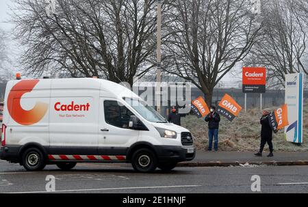 Leicester, Leicestershire, Regno Unito. 7 gennaio 2021. Un British gas Workers si trova su una linea picket come un Cadent van è guidato dal Leicester gas works e museo all'inizio di uno sciopero di cinque giorni su nuovi contratti. Credit Darren Staples/Alamy Live News. Foto Stock