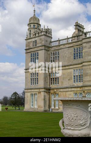 Esterno della Burghley House, una grande casa di campagna inglese del XVI secolo, Stamford, Lincolnshire, Regno Unito Foto Stock