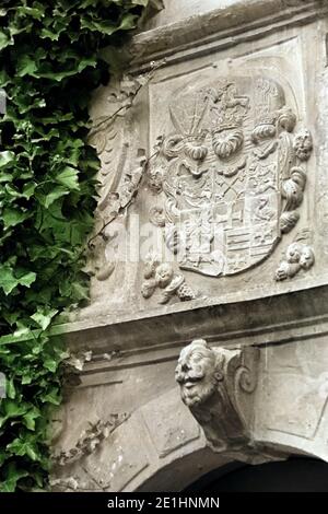 Familienwappen über dem Eingang eines Schlosses, Deutschland 1939. Il sollievo di stemma di un castello in Germania, 1939. Foto Stock