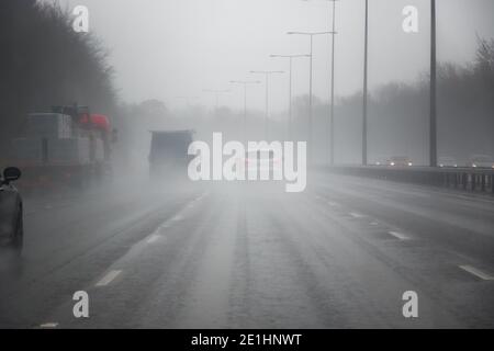 Londra, Regno Unito - 9 aprile 2019 - pioggia sulla strada, condizioni di guida avverse, nebbiosa e piovosa sull'autostrada Foto Stock