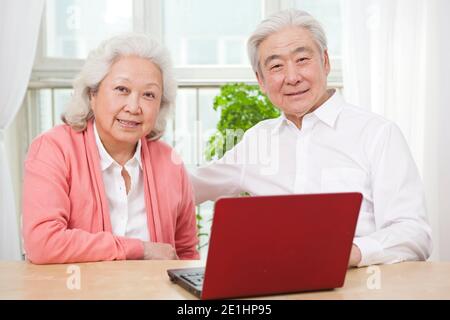 La vecchia coppia felice sta usando i laptop foto di alta qualità Foto Stock