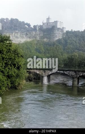 Etwa 85 Meter über der Saale liegt die Rudelsburg oberhalb der Orstchaft Saaleck im Burgenlandkreis, Deutschland 1950. Nearkly 85 metri oltre il fiume Saale è Rudelsburg castello, Germania 1950. Foto Stock