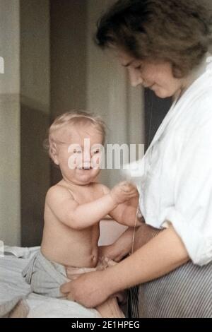 Mutter und tipo aus Meißen, Sachsen, 1935. La madre e il bambino da Meißen, Sassonia, 1935. Foto Stock