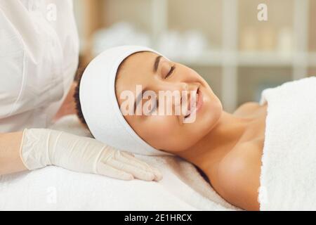I giovani donne sorridenti si affrontano con occhi chiusi che esprimono felicità durante procedura per la cura della pelle Foto Stock
