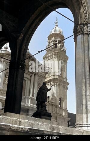 Blick aus der Feldherrnhalle auf die Theatinerkirche St. Kajetan und das Standbild Johann T'Merlawes von Tilly, 1957. Vista della chiesa di Teatina San Cajetan e la statua di Johann Tserclales, conte di Tilly da Feldherrnhalle, engl. Sala Dei Marescialli Di Campo, 1957. Foto Stock