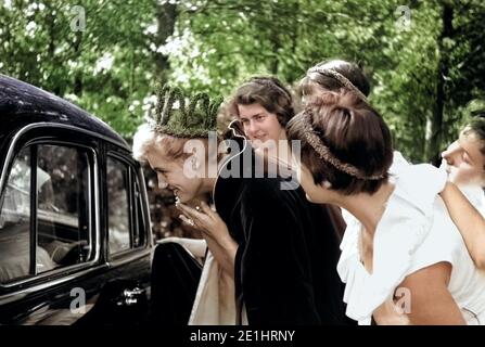 Germania - Alcune ragazze vestite per l' incoronazione di scene in Heidefest a Schneverdingen, Lüneburger Heide (Nord tedesco paesaggio) stanno cercando attraverso la finestra di una macchina vecchia, 07/1955, I.1903-13 ragazze vestiti da cerimonia tedesco, costume Foto Stock