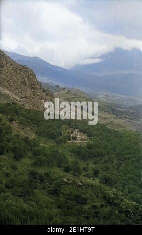 Blick auf den Apollon Tempel in Delphi, Griechenland 1950er Jahre. Vista del tempio di Apollo a Delfi, Grecia degli anni cinquanta. Foto Stock