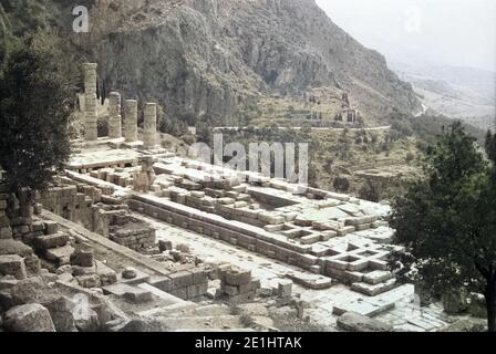 Blick auf den Apollon Tempel in Delphi, Griechenland 1950er Jahre. Vista del tempio di Apollo a Delfi, Grecia degli anni cinquanta. Foto Stock