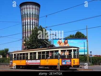 Tram in porta Garibaldi Milano, Lombardia, Italia. Foto Stock