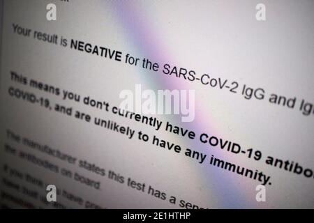 messaggio sullo schermo che fornisce un risultato negativo di un covid-19 analisi del sangue anticorpale per gli anticorpi del coronavirus ricevuti nel regno unito sars-cov-2 Foto Stock