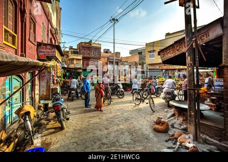 Vista del mercato di strada nella città vecchia di Bikaner, Rajasthan, India. Foto scattata il 13 agosto 2018. Foto Stock