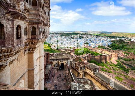 Vista di Jodhpur o la cosiddetta Città Blu, visto dalle torri di Mehrangarh o Forte Mehran, Rajasthan, India. Foto scattata il 11 ago 2018. Foto Stock