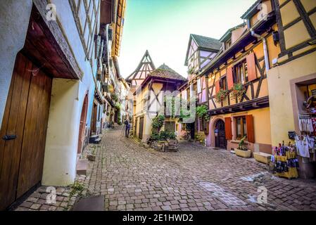 Il piccolo villaggio feudale di Eguisheim e un fotografo che cerca di catturarne la bellezza durante una giornata estiva. Foto scattata il 10 agosto 2019 in t Foto Stock