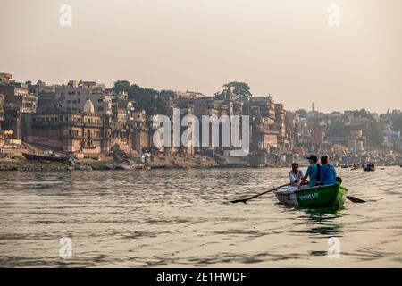 I Ghat sulla riva del fiume Gange santo durante una mattina nebbiosa. Varanasi, Uttar Pradesh, India. Foto scattata il 7 luglio 2018. Foto Stock