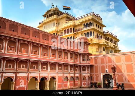 Chandra Mahal, la residenza dell'ex famiglia reale di Jaipur, visto dal cortile del complesso del Palazzo della Città, Rajasthan, India. Foto scattata il 14 Au Foto Stock