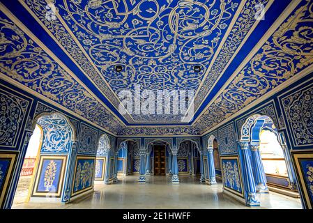 Shri Niwas o l'entrata della Sala Blu, situata al sesto piano del Palazzo Chandra Mahal, la residenza dell'ex famiglia reale di Jaipur, Rajasthan Foto Stock