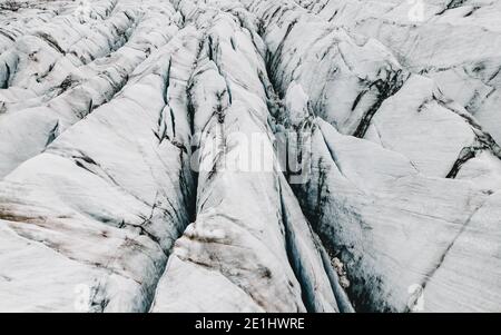 Struttura del ghiacciaio aereo. Primo piano della foto del ghiacciaio dall'alto. Sfondo di alta qualità o foto di sfondo. Riscaldamento globale e cambiamento climatico Foto Stock