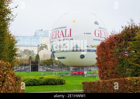 PARIGI, FRANCIA - 10 NOVEMBRE 2018: Ballon generali (compagnia assicurativa italiana) a Andre Citroen Park. Questa mongolfiera è un'attrazione turistica molto apprezzata Foto Stock