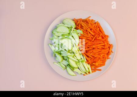 Taglia Le Carote A Strisce Julienne - Fotografie stock e altre