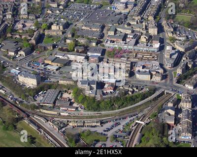 Vista aerea del centro di Shipley con la stazione ferroviaria in primo piano molto vicino, vicino a Bradford, West Yorkshire Foto Stock