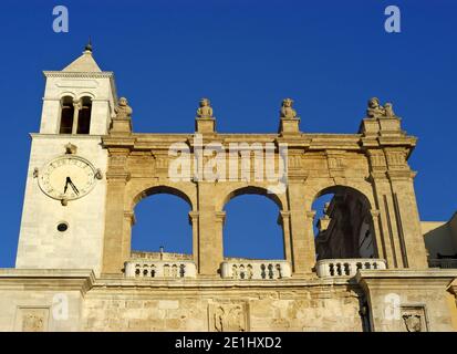 Bari, Puglia, Italia. Palazzo del sedile (Vecchio Municipio) e la torre dell'orologio in Piazza Mercantile Foto Stock